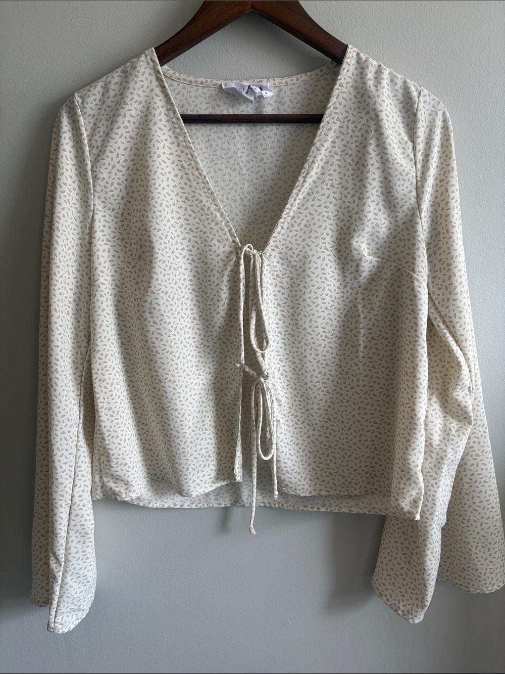 Sadie & Sage Cream Tie Front‎ Bell Sleeve Blouse M